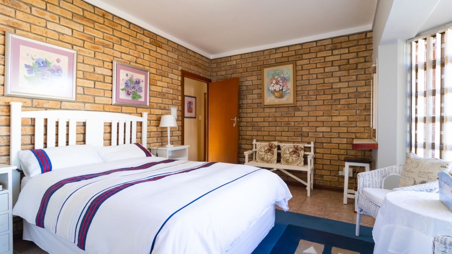 5 Bedroom Property for Sale in Stilbaai Wes Western Cape